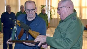 Cuba entrega un fusil a Silvio Rodríguez en plena escalada con Estados Unidos