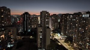 Chilenos protestan con “cacerolazos” contra el alza histórica del combustible