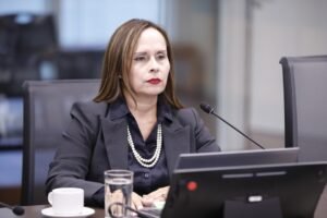 Futura presidenta del Congreso planea que diputados trabajen los viernes