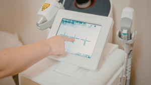 Costa Rica consolida su papel en la cadena global de salud y abre debate sobre logística crítica