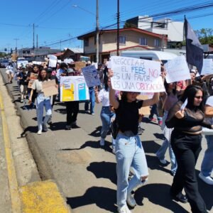 Protesta en San Ramón incluye carteles con insultos contra Chaves durante marcha estudiantil por FEES 2027