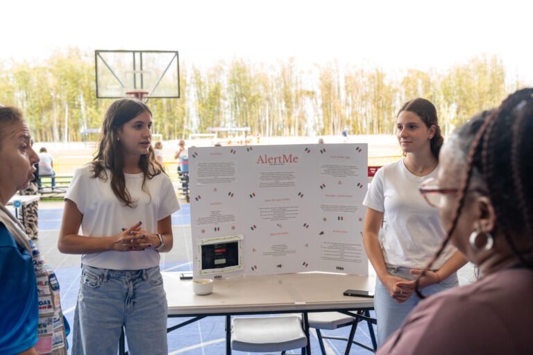 Estudiantes ganan concurso “INICIATIVA CADENA” con aplicación para encontrar menores desaparecidos