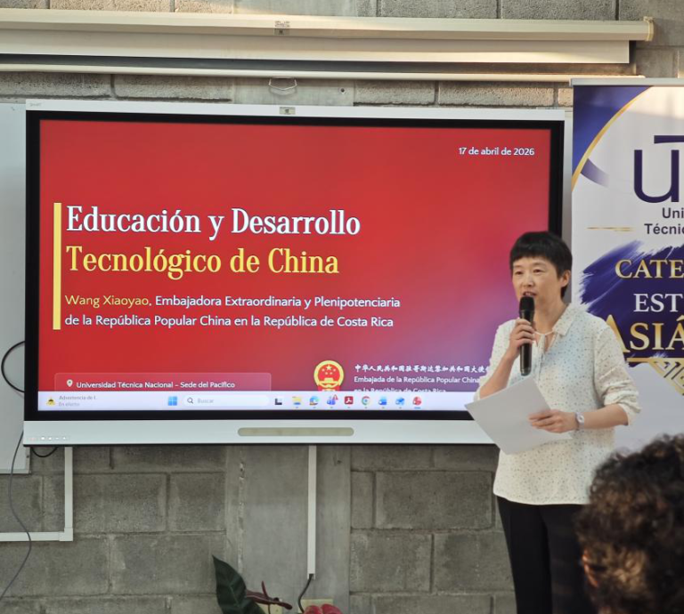 La embajadora de China en Costa Rica, Wang Xiaoyao, en su visita a la sede de la UTN en Puntarenas.
