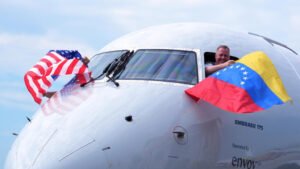 El primer vuelo comercial entre EE.UU. y Venezuela desde 2019 aterriza en Caracas