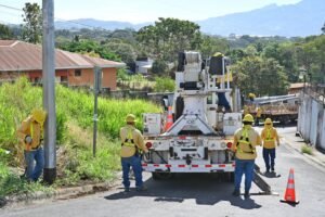 ICE mejora infraestructura eléctrica en La Guácima, beneficiando a 1.600 personas