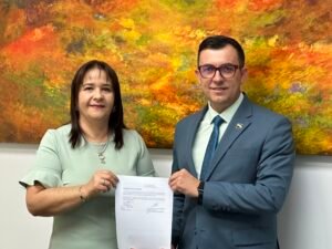 Universidad Fidélitas y el CNP firman acuerdo para fortalecer capacidades de productores nacionales