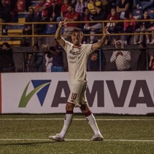 Una mesa, dos jugadores morados, licor… y la respuesta del Saprissa