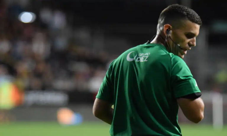 Josué Ugalde dirigirá el Clásico entre Alajuelense y Saprissa.