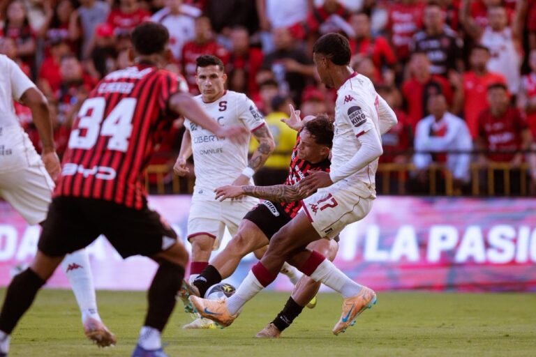 Saprissa y Alajuelense disputaron un juego de coraje. Foto: Alajuelense