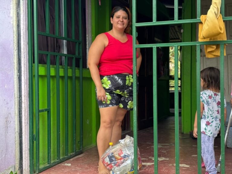 Limón: Comité de Emergencias entrega ayuda a familias afectadas por inundaciones