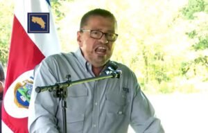 Chaves asegura que oposición buscará endosar una posible crisis mundial a Laura Fernández