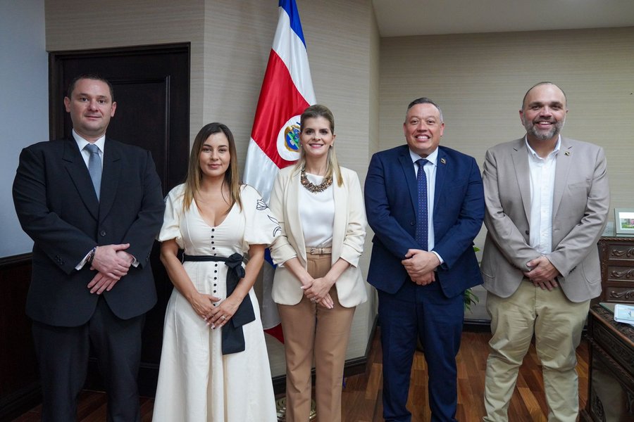 Laura Fernández se compromete a trabajar de cerca con alcaldías de la ANAI
