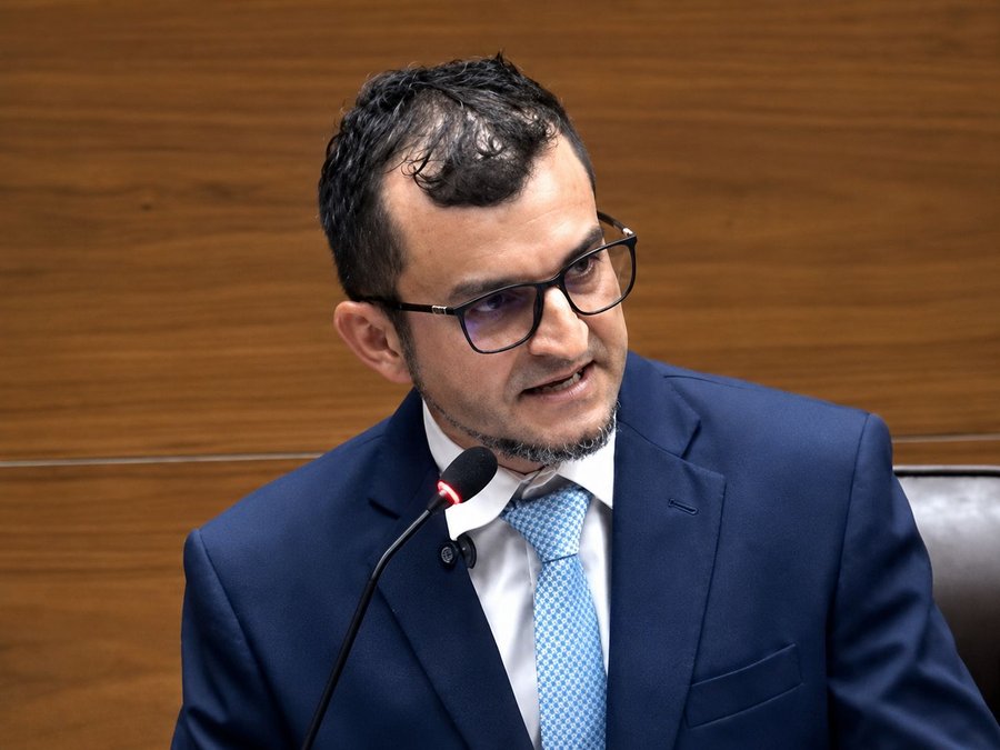 Ariel Mora cuestiona “traje a la medida” para Karen Rojas en la UNGL