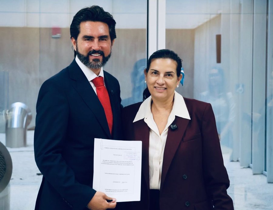 Esquivel y Barzuna presentan proyecto para ampliar plazo de registro de correo electrónico de sociedades mercantiles