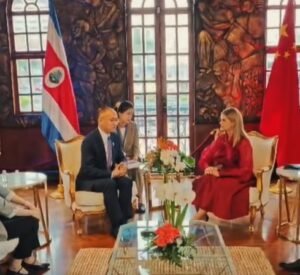 Enviado especial del presidente de China asiste a traspaso de poderes y se reúne con Laura Fernández