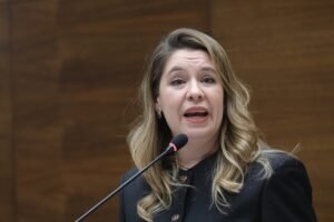 Claudia Dobles exige explicaciones al Gobierno de Chaves sobre cancelación de visas a directivos de La Nación