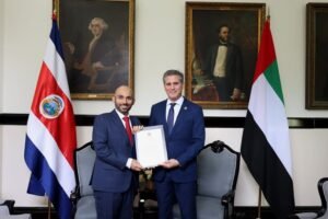 Nuevo embajador de Emiratos Árabes Unidos presenta copias de estilo ante la Cancillería