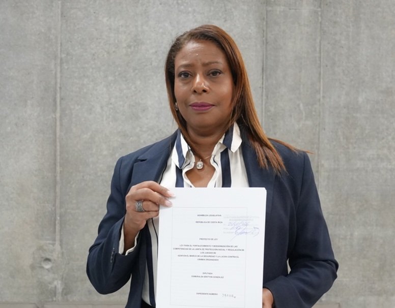 Esmeralda Britton impulsa reforma para modernizar la JPS y frenar apuestas ilegales