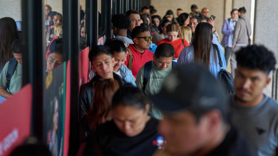 “Ayudarnos entre todos”: la sociedad civil se moviliza en España por la regularización de migrantes