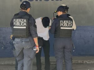 Detienen hombre que pretendió subir a tarima durante discurso de Laura Fernández