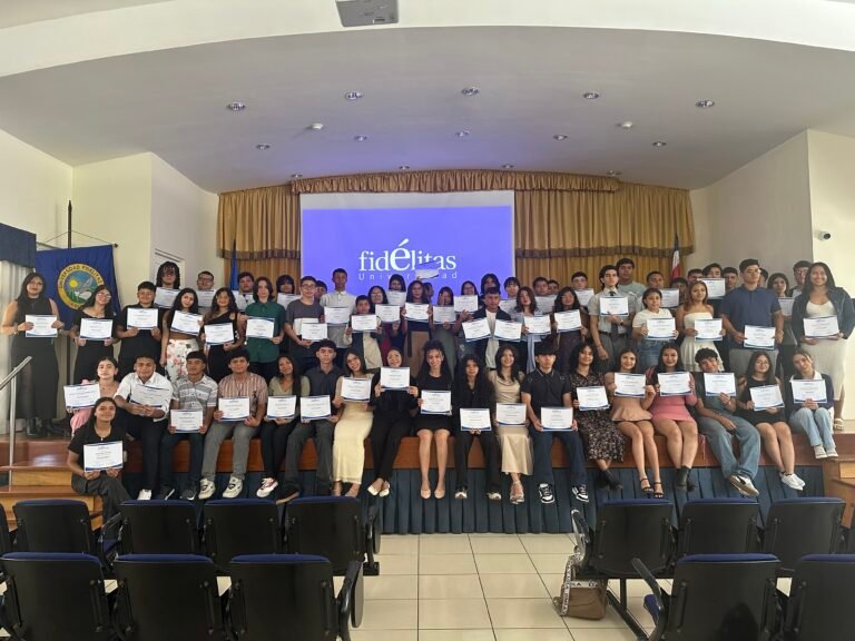 225 jóvenes de Pavas se gradúan en tecnología gracias a alianza de Fundación Recuperando Terreno y Universidad Fidélitas