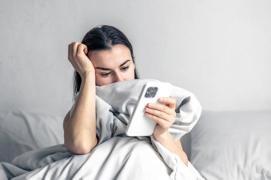 Doomscrolling: consejos para proteger su salud mental ante el consumo compulsivo de noticias negativas en internet