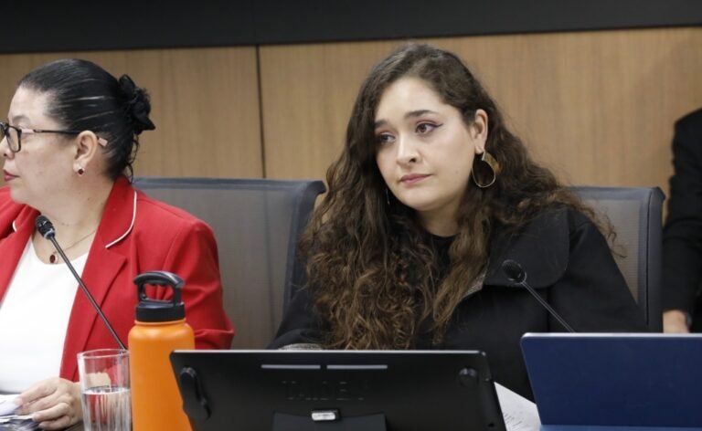 Iztarú Alfaro emplaza a Hacienda por recorte a becas y educación