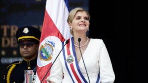 Laura Fernández asume en Costa Rica con promesas de “reforma profunda” del Estado y “mano dura”