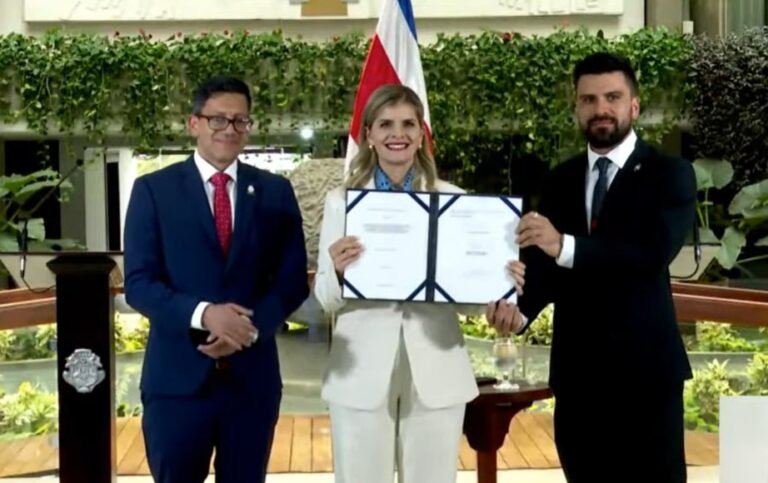 Laura Fernández firma Ley para construcción del tren eléctrico