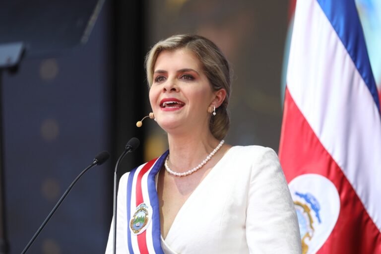 Laura Fernández inicia mandato con fuerte apoyo de los costarricenses