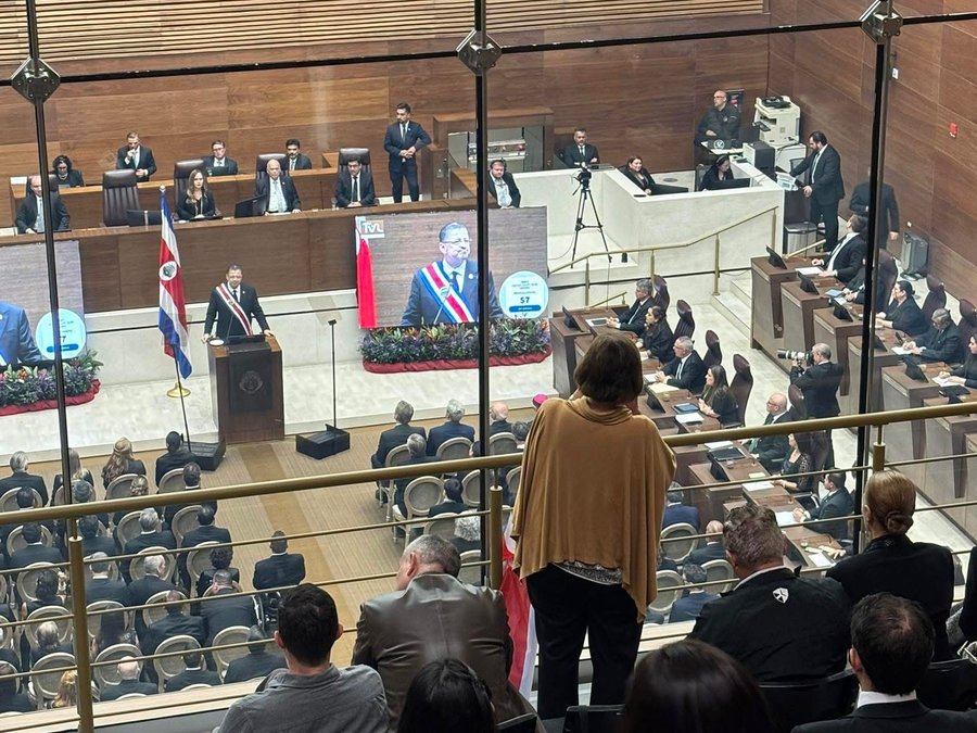 Pilar Cisneros escuchó desde la barra del público el discurso de Rodrigo Chaves
