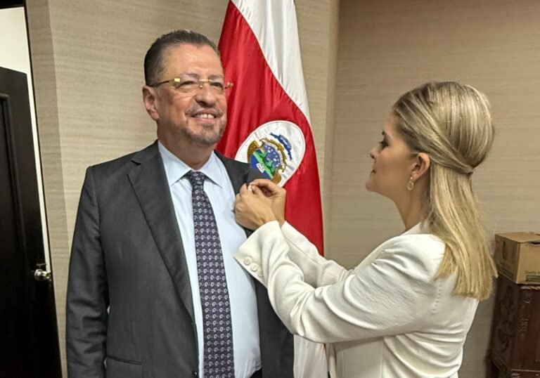 Laura Fernández coloca pin de ministro a Rodrigo Chaves