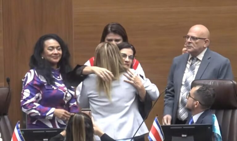 Ariel Mora sale en defensa de diputada que se equivocó en votación