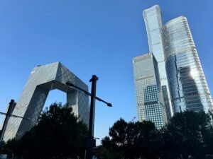 Pequeña aeronave se estrella contra el rascacielos más alto de Beijing