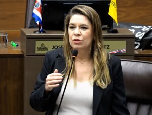 Claudia Dobles a Cindy Murillo: Es muy bajo insultar a mi familia