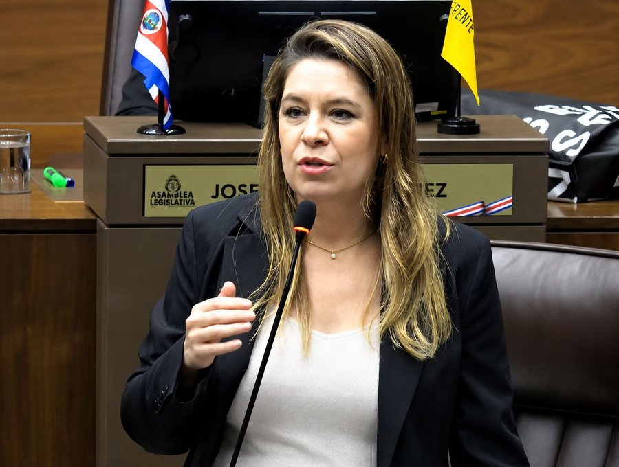 Claudia Dobles a Cindy Murillo: Es muy bajo insultar a mi familia