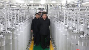 Kim Jong-un revela planta de combustible nuclear y advierte que reforzará su arsenal de disuasión