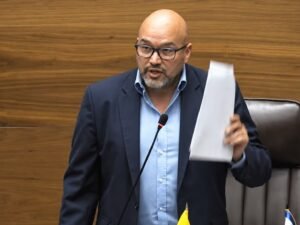 Edgardo Araya denuncia que Rodrigo Chaves sigue favoreciendo a los mismos de siempre