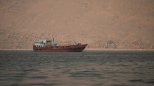 Cómo los barcos ponen en riesgo su “seguridad” al transitar por el estrecho de Ormuz