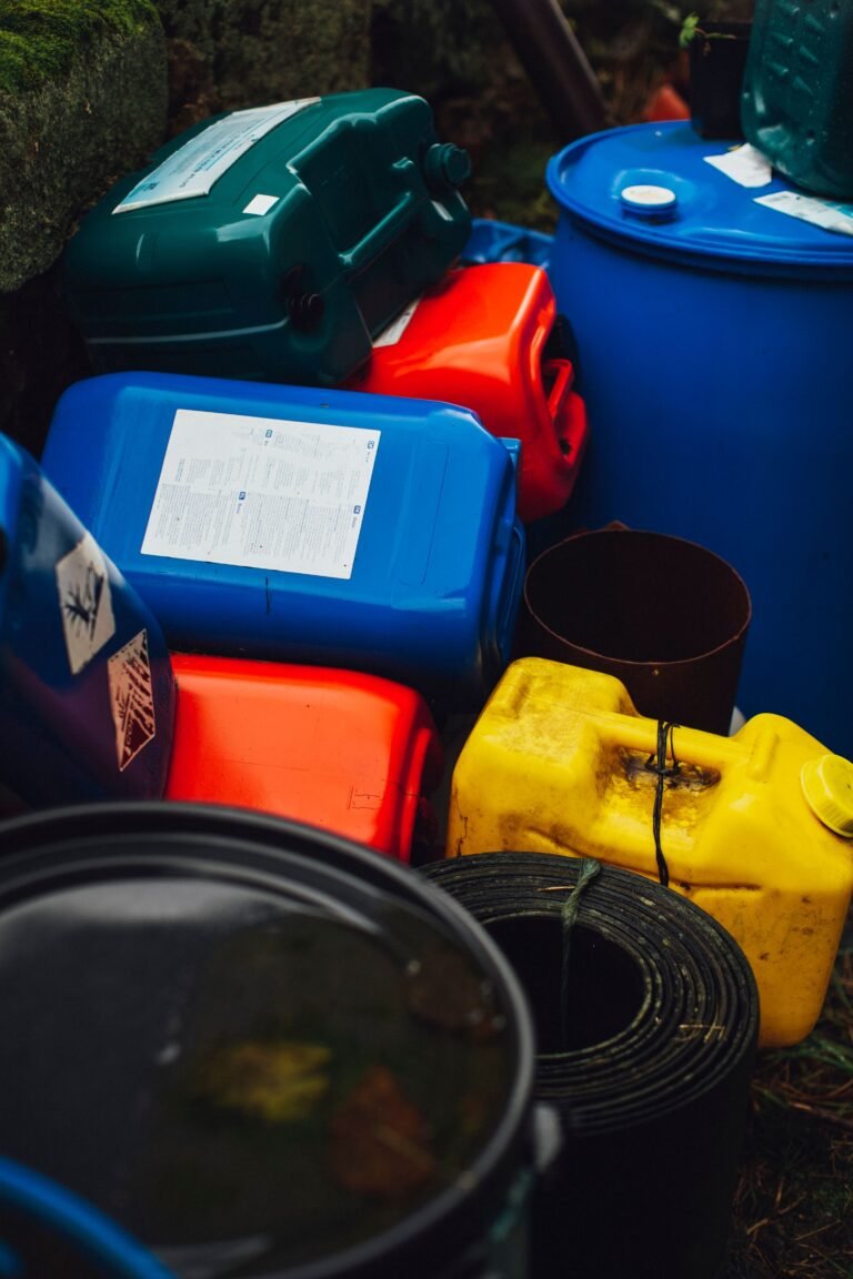 Especialistas alertan sobre riesgo oculto en envases químicos aparentemente vacíos