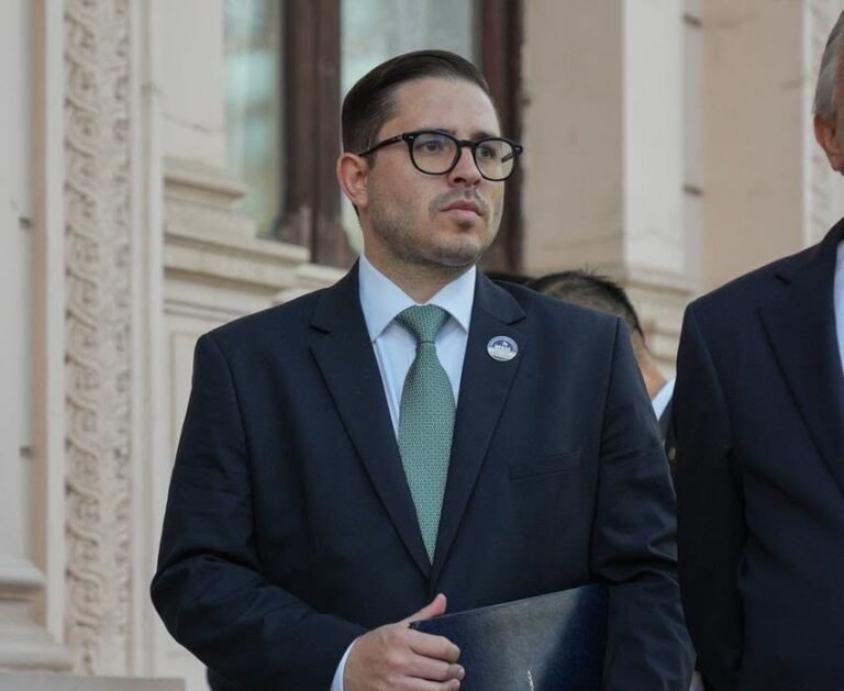 Ministro de Justicia arremete contra Carlo Díaz: Es el peor fiscal general de la historia de este país