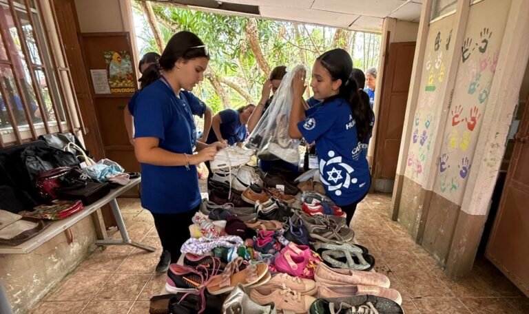 Escuela en Parrita: Una docente, cinco alumnos y la ayuda de jóvenes de 12 países