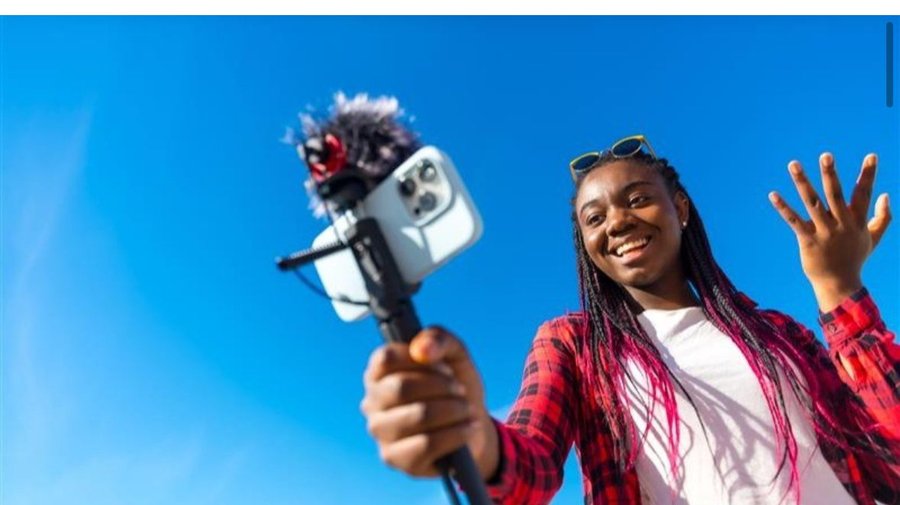 “Influencers” deberán portar permiso laboral para crear cont