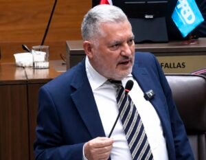Villalobos rechaza críticas por asistir a audiencia: ¿Pretenden decir que soy una ficha de algún sector delincuencial?