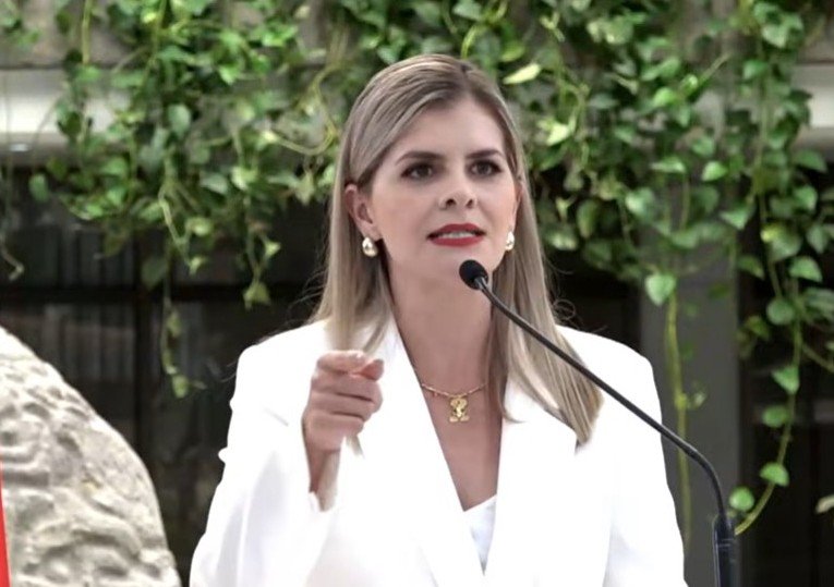 Laura Fernández le pide a Orlando Aguirre y Patric