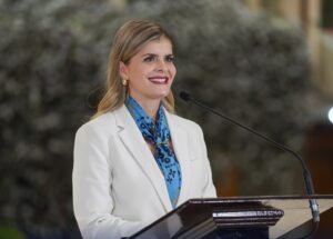 Aumenta apoyo a Laura Fernández y se posiciona entre los tres mejores presidentes de Latinoamérica