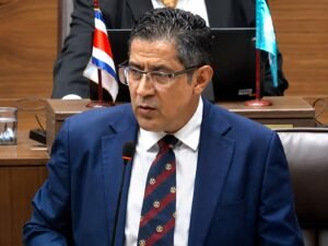 Nogui Acosta denuncia que oposición no retiró mociones que bloquean proyecto de Crucitas