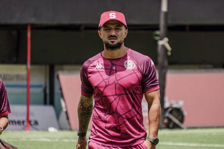 Ricardo Blanco ve con optimismo el futuro del equipo morado. Este domingo tuvo su primer juego como técnico del Saprissa FF. Foto: Saprissa.