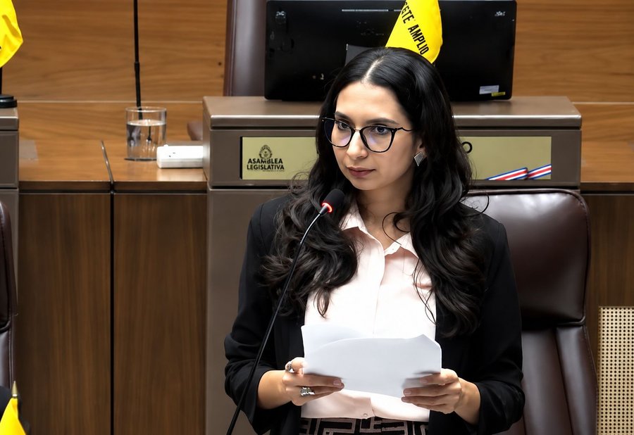 Diputada del Frente Amplio la emprende contra expresidente del Saprissa