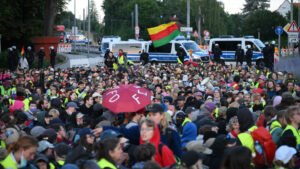 Decenas de miles de personas en Alemania protestan contra el congreso de la ultraderechista AfD